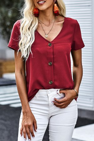 Красная блузка с короткими рукавами и застежкой на пуговицы