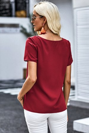 Красная блузка с короткими рукавами и застежкой на пуговицы