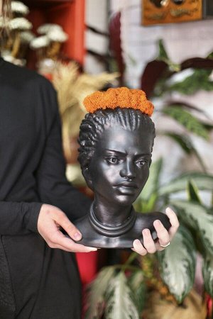 Скульптура "Африканка" с мхом