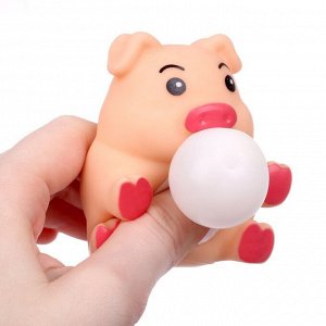 Мялка «Свинка» надувает шарик