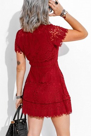 Красное мини-платье с высокой талией и кружевным узором
