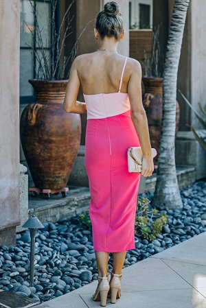 Розовое обтягивающее платье на одно плечо с разрезом на юбке и застежкой на молнии
