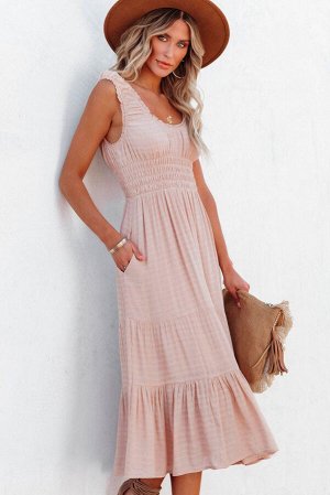 Розовое многоярусное приталенное платье со сборками