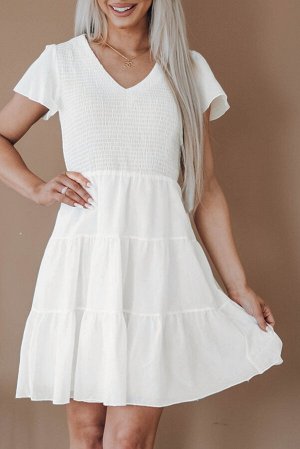 Белое платье беби-долл с V-образным вырезом и коротким рукавом