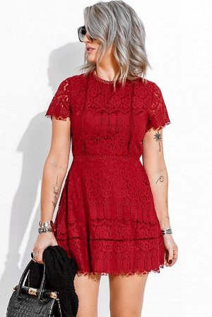 Красное мини-платье с высокой талией и кружевным узором