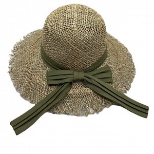 Шляпа Модель выполнена из натуральной, лёгкой соломки, с декором в виде ленты. Оригинальный вид шляпе, придают широкие поля, с необрамленными краями. Такая летняя шляпка, даже самый простой образ сдел