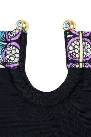 Топ из коллекции Ethnic Paradise черного цвета. Завязки на спине позволяют регулировать объем изделия. Бретели регулируются и отстегиваются. Сочетайте с любыми плавками этой же коллекции для создания