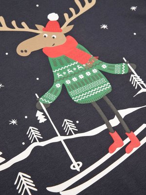 Лонгслив Темно-синий лонгслив для мальчика, украшенный рождественским принтом в виде лося на лыжах. Кофта разнообразит базовый гардероб школьника, а также может использоваться для повседневного ношени
