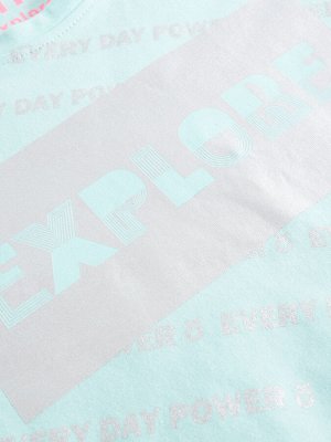 Футболка Укороченная футболка свободного кроя для девочки. Модель имеет металлизированный принт и надпись "Explore". Футболка выполнена из гипоаллергенного, воздухопроницаемого, приятного к телу и про