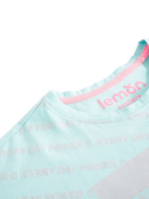 Футболка Укороченная футболка свободного кроя для девочки. Модель имеет металлизированный принт и надпись "Explore". Футболка выполнена из гипоаллергенного, воздухопроницаемого, приятного к телу и про