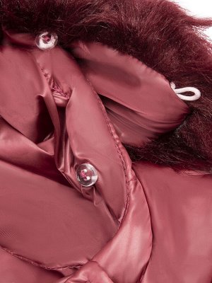 Пальто Стеганное зимнее пальто бордового цвета с баской понравится маленьким модницам. Зимняя куртка подходит для прогулок при температуре от 0 до -25 градусов. Плотность утеплителя 300 г/кв.м. Детски