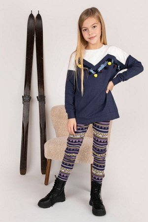 Свитшот Темно-синий детский свитшот в стиле колорблок для девочки выполнен из мягкого, дышащего трикотажа. Горловина джемпера обрамлена трикотажной резинкой в мелкий рубчик. Трикотажные манжеты на под