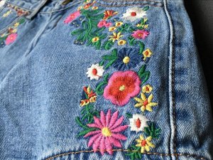 Женские джинсовые шорты с вышивкой "Цветы", цвет синий