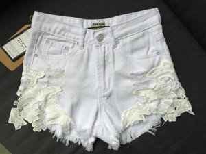 Женские джинсовые шорты с ажурными вставками по бокам, цвет белый