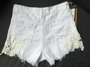 Женские джинсовые шорты с ажурными вставками по бокам, цвет белый