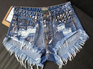 Женские джинсовые шорты с потертостями и декоративными клепками, цвет синий металлик