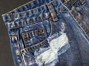 Женские джинсовые шорты с потертостями и декоративными клепками, цвет синий металлик