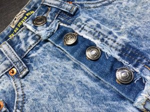 Женские джинсовые шорты на пуговицах, с завязками по бокам