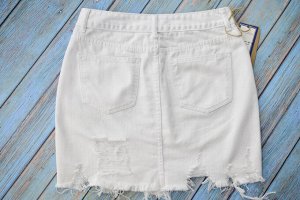 Женская джинсовая юбка с потертостями, цвет белый