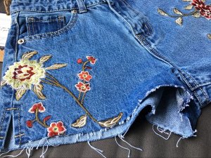 Женские джинсовые шорты с вышивкой "Цветы", цвет светло-синий