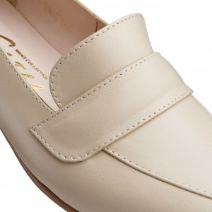 Женские туфли на низком каблуке с заостренным носом. Модель 2404 ваниль