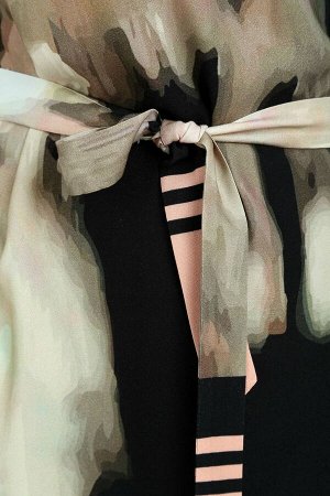 Платье Рост: 164 Состав ткани: Вискоза-100%; Платье женское прямого силуэта изготовлено из легкой вискозной ткани. Горловина круглой формы обработана бейкой. Рукав цельнокроеный, короткий. В боковых ш