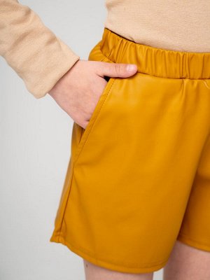 Шорты Описание и параметры
Короткие шорты из искусственной кожи горчичного цвета для девочки , свободного силуэта. Трендовая модель. На передних половинках боковые карманы, притачной пояс с эластичной