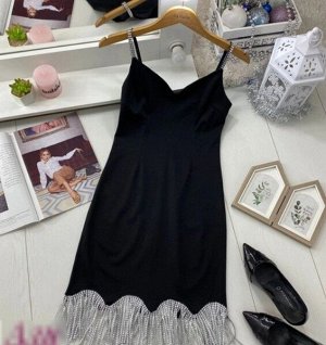 Платье Шикарное черное платье по фигуре, украшенное стразами, бахрома на юбочке.
Ткань: Трикотаж