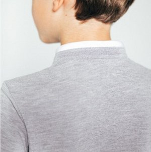 Поло Цвет: серый
Состав: хлопок 100%
Поло для мальчика серого цвета из хлопковой ткани - пике, обладающей отличными качественными характеристиками. Модель застёгивается на три пуговицы у горловины, во