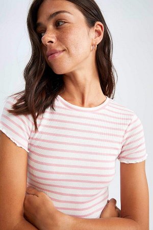 Приталенная футболка с круглым вырезом и короткими рукавами в полоску