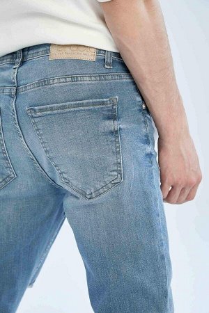 Джинсовые брюки скинни Carlo с узкими штанинами и нормальной талией с рваными деталями