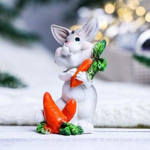 Фигура "Заяц с морковью" серый, 5см