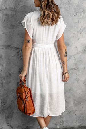 Белое двуслойное платье с V-образным вырезом и застежкой на пуговицах