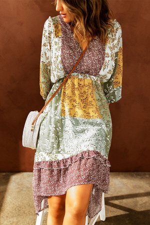 Зеленое многослойное асимметричное платье с рукавом 3/4 и разноцветным цветочным принтом
