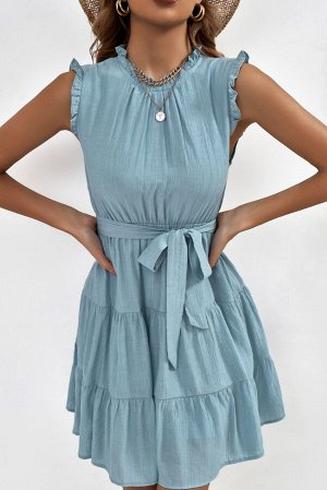 Голубое платье беби-долл с поясом на талии и рюшами
