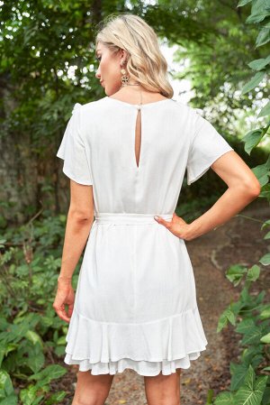 Белое платье с накладкой на груди и завязкой на талии