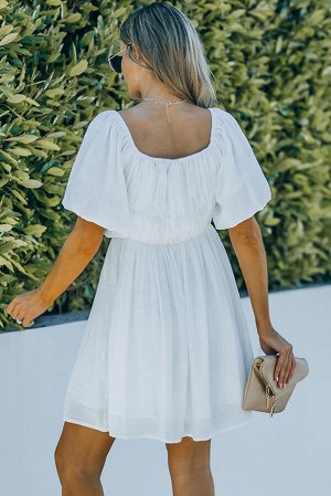 Белое платье-трапеция с квадратным вырезом и эластичной талией