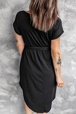 Черное платье-футболка с круглым вырезом на пуговицах и поясом на талии