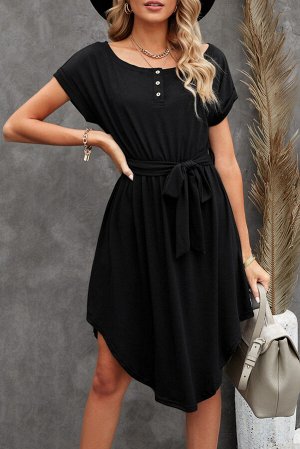 Черное платье-футболка с круглым вырезом на пуговицах и поясом на талии