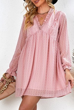 Розовое платье беби-долл в горошек с V-образным вырезом и рюшами