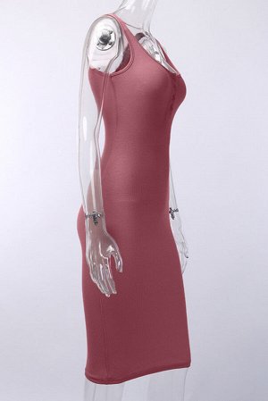 Розовое обтягивающее платье-майка в рубчик с вырезом на пуговицах