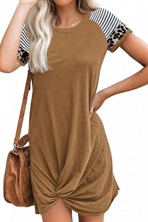 Коричневое перекрученное платье-футболка с полосатыми леопардовыми рукавами и узлом