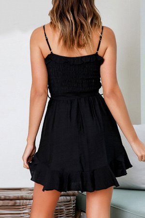 Черное присборенное платье с поясом на талии