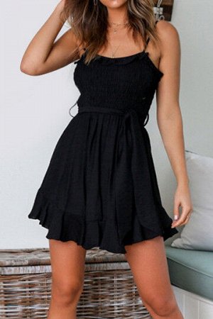 Черное присборенное платье с поясом на талии
