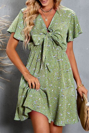 Зеленое платье с запахом и поясом на талии с цветочным принтом
