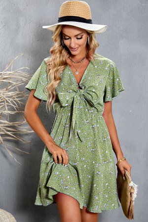 Зеленое платье с запахом и поясом на талии с цветочным принтом