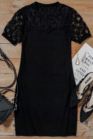 Черное обтягивающее платье с прозрачными вставками с узором в дырочку