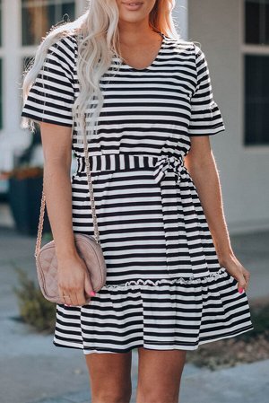 Черно-белое полосатое платье-футболка с завязкой на талии