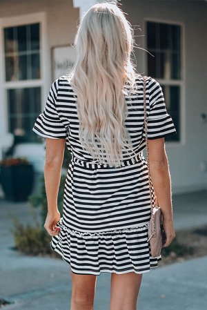 Черно-белое полосатое платье-футболка с завязкой на талии