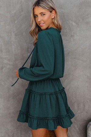 Зеленое платье с V-образным вырезом со шнуровкой и рюшами
